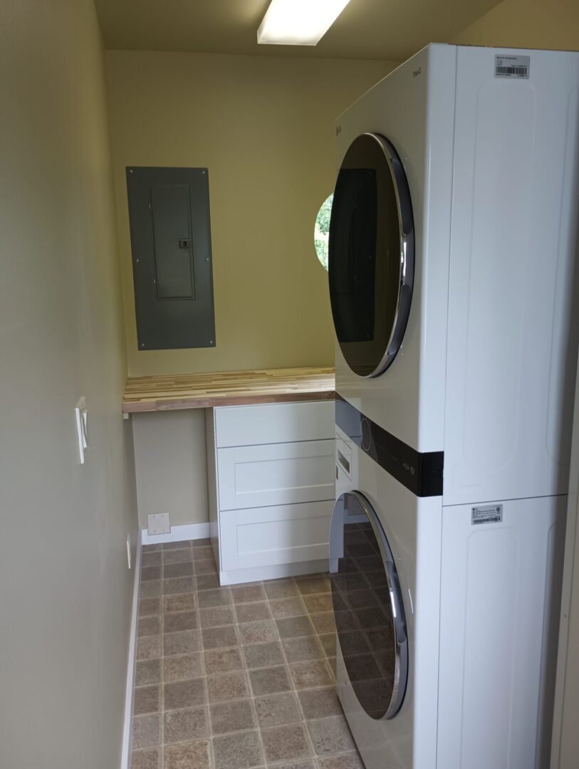 A view of the inside of a room with a washer and dryer.